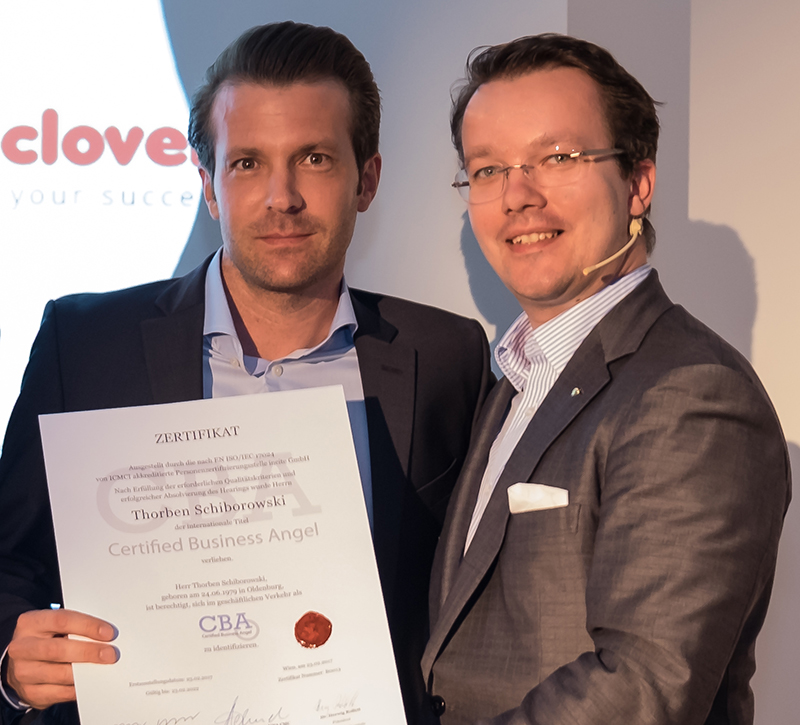 Thorben Schiborowski (on the left) was awarded with the title "Certified Business Angel".